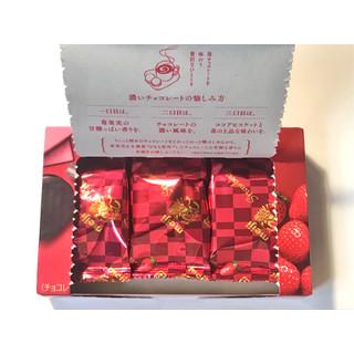 Meiji Rich Chocolate Chocolate Sand Strawberry Sandwich Biscuits (Pack of 5)