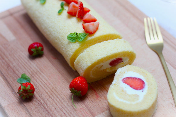 How To Make Japanese Strawberry Roll Cake (Strawberry Swiss Roll)